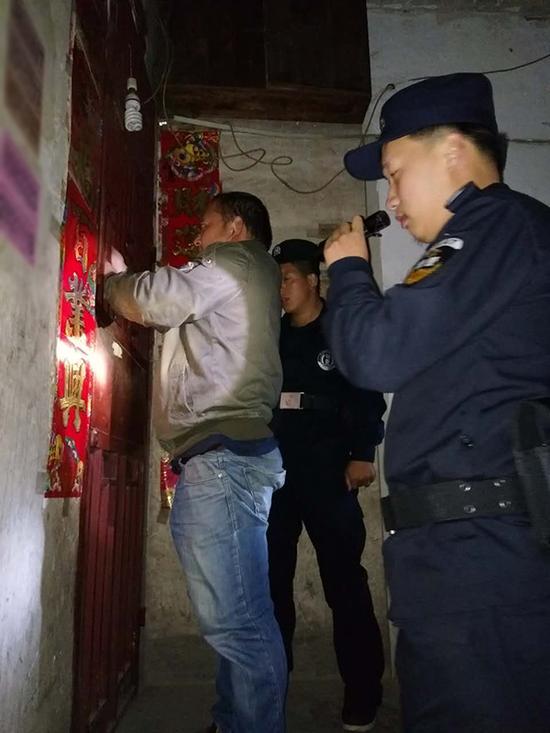 百德镇粗心妈妈误将幼女锁家中 