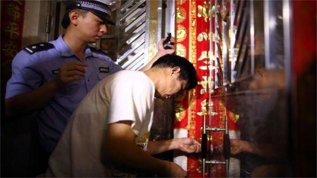 百德镇请开锁师傅开了锁后，师傅